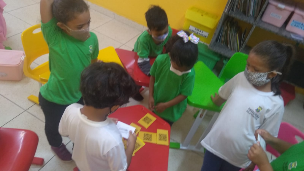 Crianças brincam de jogo da memória em QR Code