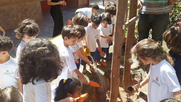 Projeto PlantAR BH - plantio de árvores pelos(as) estudantes, na Escola Municipal de Educação Infantil Vila Estrela.