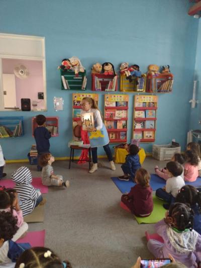 Alunos(as) da Emei Santa Maria na biblioteca da escola. 