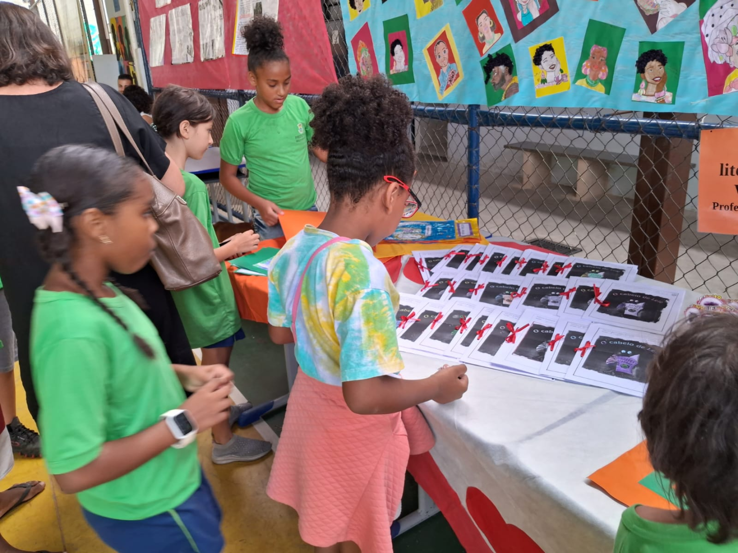 Moda sustentável: Escola promove desfile com roupas feitas de materiais  recicláveis