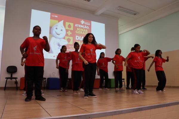  Apresentação de dnaça da EM Doutor Júlio Soares anima evento. 