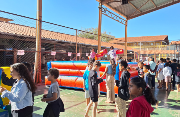 Estudantes voltam para a escola para aproveitar as férias