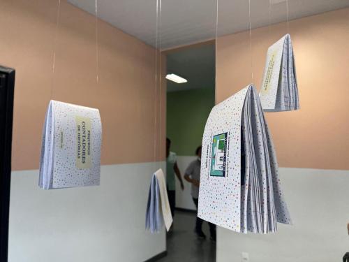 Descrição: #pratodosverem fotografia colorida de exemplares do livro produzido por alunos(as) da Emei Marfim, intitulado “Pequenos Contadores de Histórias”. Foto: Pedro Oliveira.