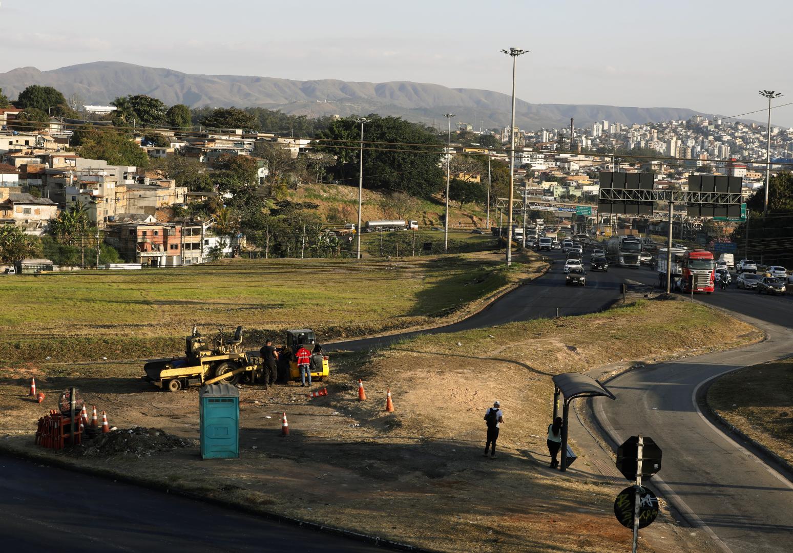 Anel durante o dia com alto fluxo de automóveis 