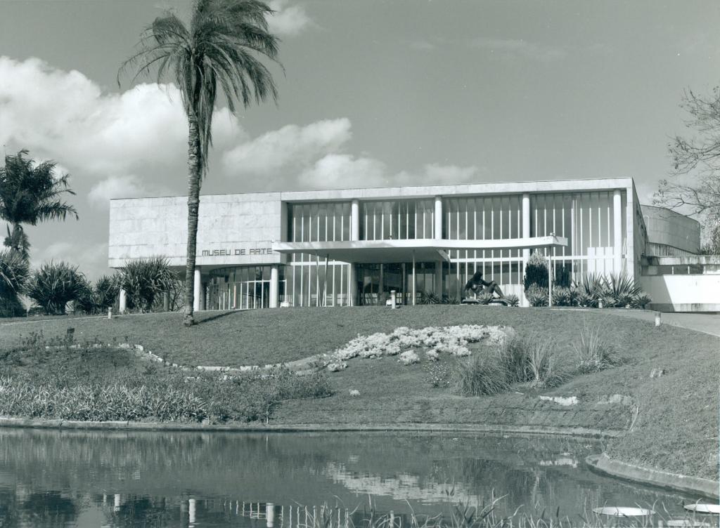 Foto em preto e branco da fachada do Museu de Arte