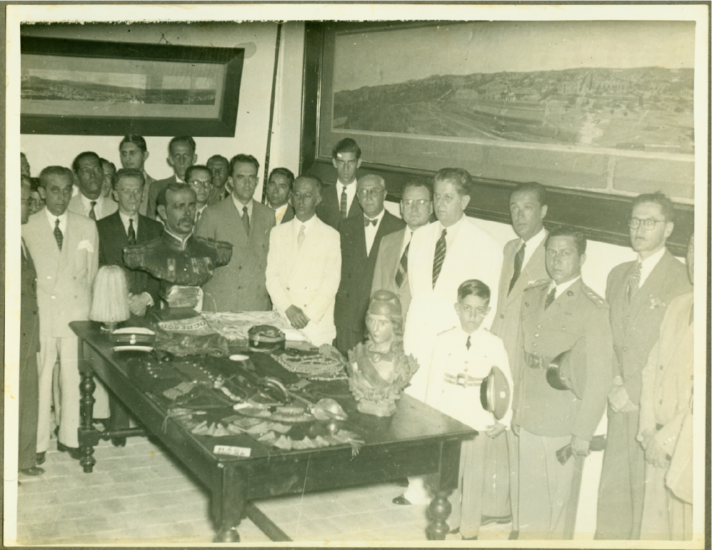 Homens posam para uma foto na sala durante inauguração do Museu em 1943