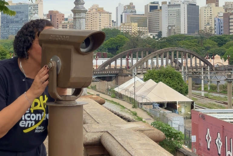 Lunetas de observação turística da orla da Lagoa da Pampulha e Rua Sapucaí são reformadas Mulher observa a paisagem por uma luneta turística instalada na Rua Sapucaí, em Belo Horizonte. Ao fundo, aparecem o Viaduto Santa Tereza, linhas de trem, áreas verdes e prédios do Centro da capital mineira.