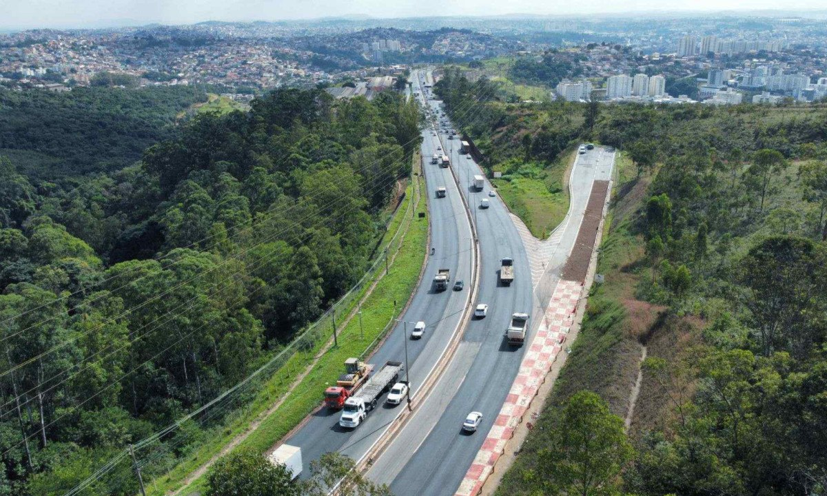 Anel visto de cima, vias com carros se movimentando e prédios aos lados