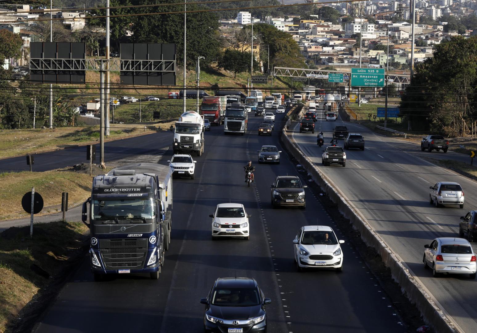 Novo Anel visto de cima com alto fluxo de caminhões e carros na via 