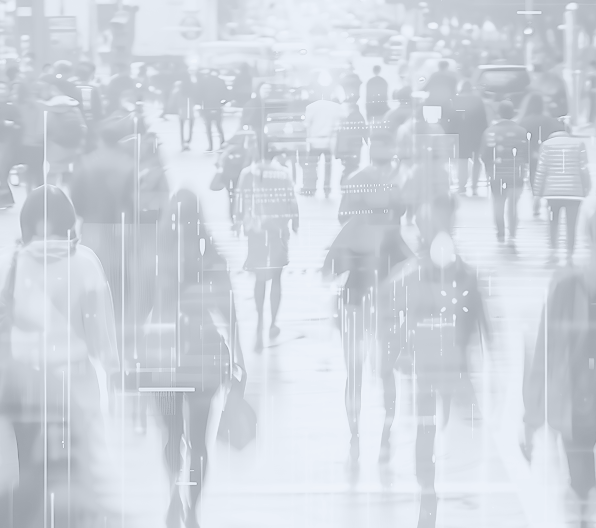 Imagem de uma cidade cheia de pessoas em preto e branco com dados digitais
