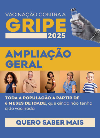 Adultos, idosos e crianças posam com braço de vacina à mostra