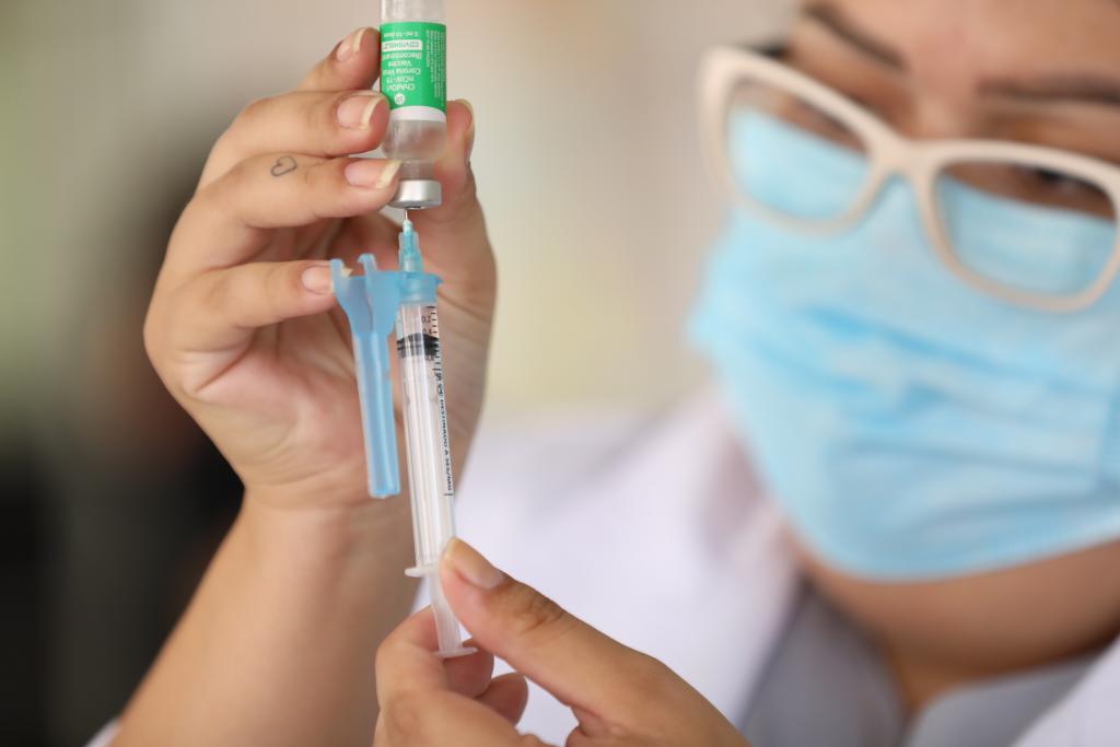 Prefeitura convoca trabalhadores da Saúde para a 4ª dose da vacina contra Covid