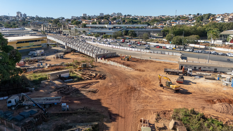 Obras da Cristiano Machado com Sebastião de Brito terão adequações para garantir mais segurança e qualidade Canteiro de obra com máquinas e operários nas avenidas Cristiano Machado e Sebastião de Brito