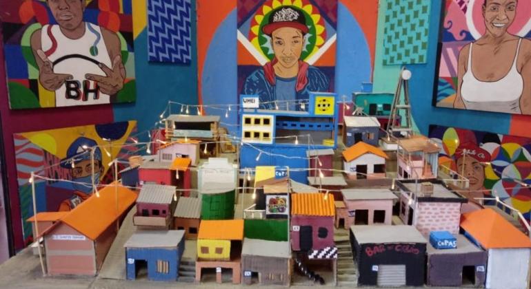 Foto de maquete de uma favela