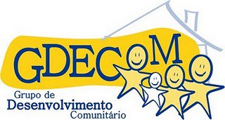 Logo do Grupo de Desenvolvimento Comunitário. Imagem nas cores amarela e azul com crinças pulando.