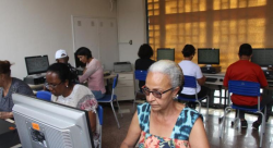 Foto de pessoas idosas utilizando computadores.