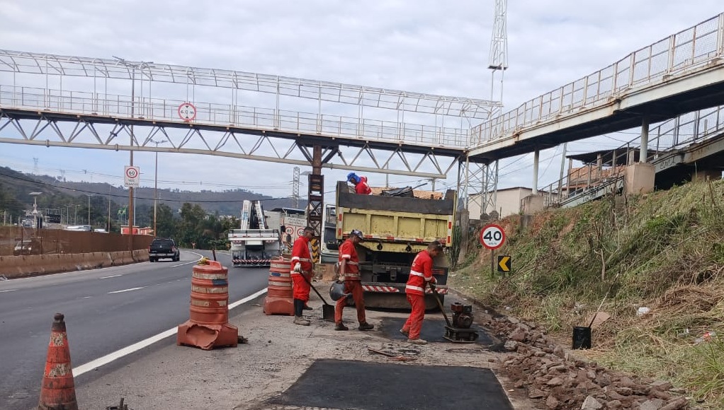 Trabalhadores fazendo o tapa buraco nas vias do Novo Anel
