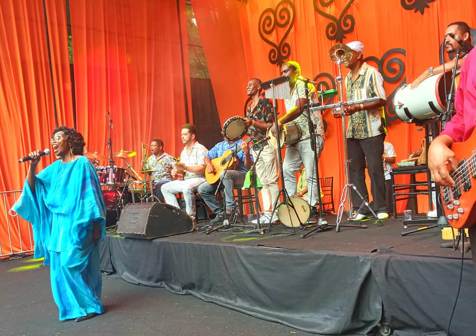 Grupos de pagode de 1990 reencontram lugar no cenário musical da atualidade