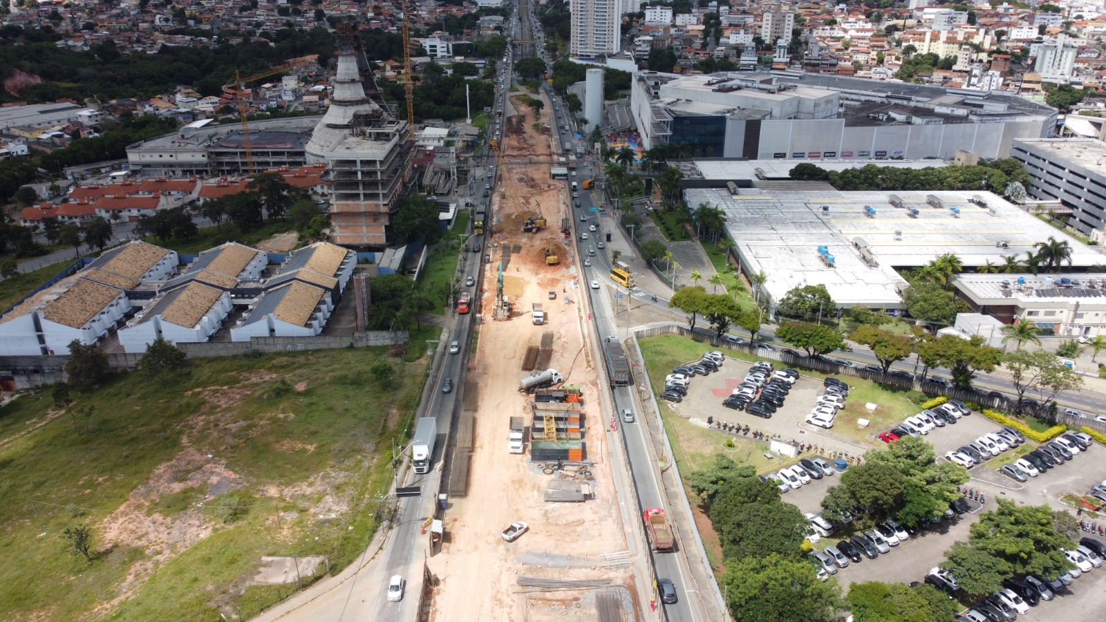 Avenida Cristiano Machado vai ter mais uma faixa para veículos em trecho onde é realizada obra da trincheira