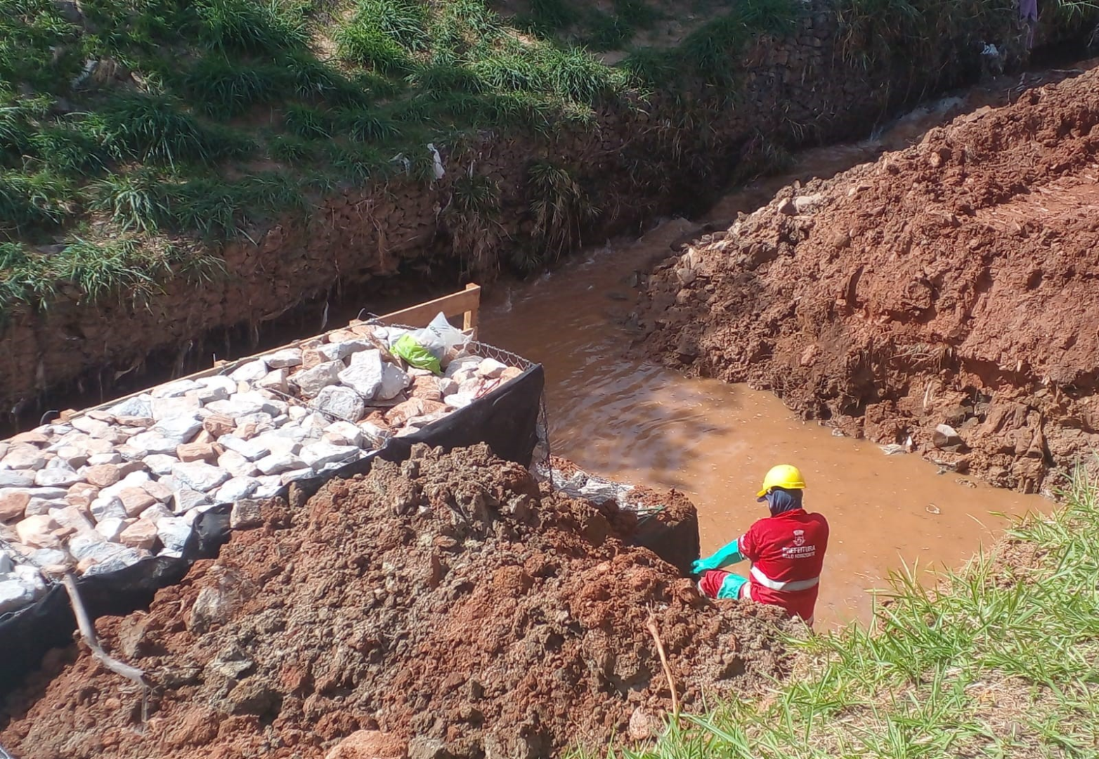 Córrego Ressaca, na Pampulha, passa por obras de contenção para garantir a estabilidade das margens