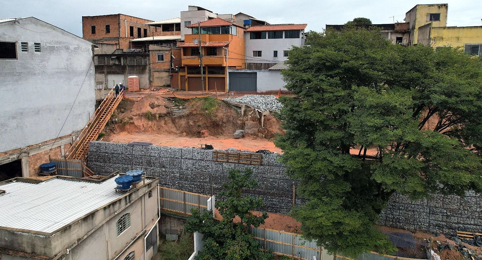 Obra de estabilização de encosta na região Nordeste é executada para garantir mais segurança aos moradores Obra de estabilização de encosta na região Nordeste é executada para garantir mais segurança aos moradores