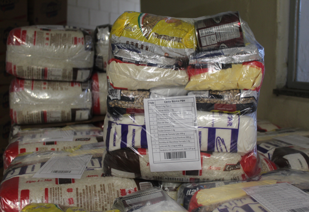 Mais de 9 mil famílias já buscaram a cesta de alimentos ofertada pela PBH; prazo termina dia 15 Mais de 9 mil famílias já buscaram a cesta de alimentos ofertada pela PBH; prazo termina dia 15