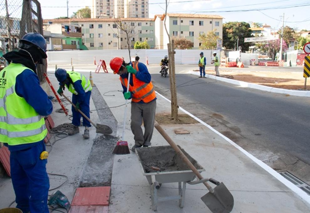 Operários trabalham na sequência das obras do Programa Perto de Casa na Centralidade Comanches, em Venda Nova 