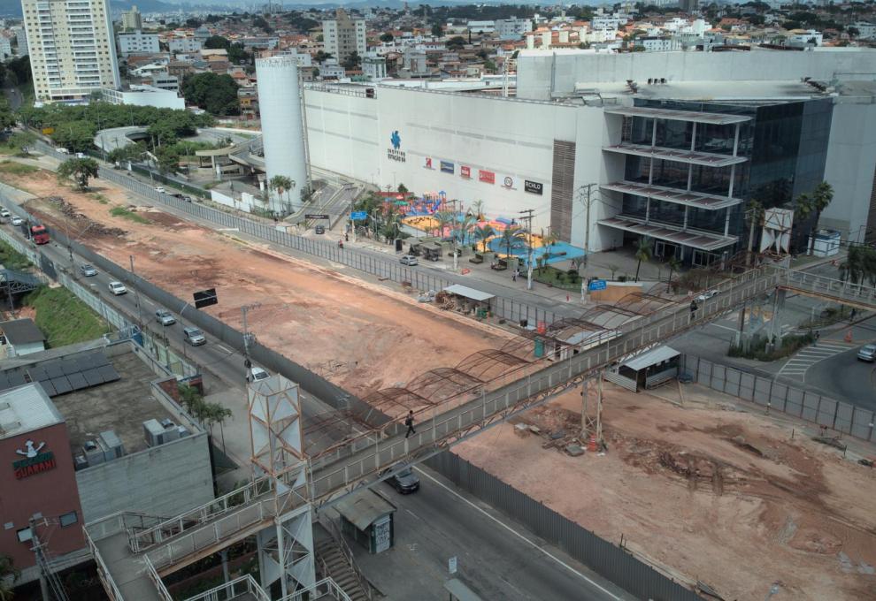 Obras da Trincheira da Cristiano Machado entram em nova fase, com mudança em passarela para pedestres Obra na trincheira da Cristiano Machado, com a estrutura da passarela, e circulação de veículos