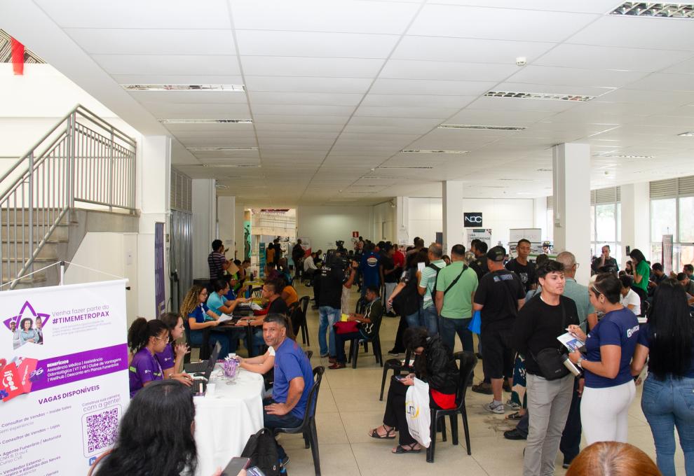 Feirão de Empregos vai oferecer nesta sexta-feira (23) mais de 4,6 mil vagas de trabalho em 40 empresas Pessoas ocupam cadeiras e outras formam uma fila do guichê de atendimento na sala destinada ao cadastro de pessoas que buscam por vagas de emprego.