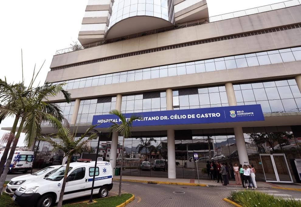 Hospital Célio de Castro registra aumento de 55% nas consultas e amplia acesso da população ao cuidado especializado A imagem mostra a fachada do Hospital Metropolitano Dr. Célio de Castro, de gestão da Prefeitura de Belo Horizonte A foto também apresenta um veículo de transporte de saúde estacionado à esquerda.