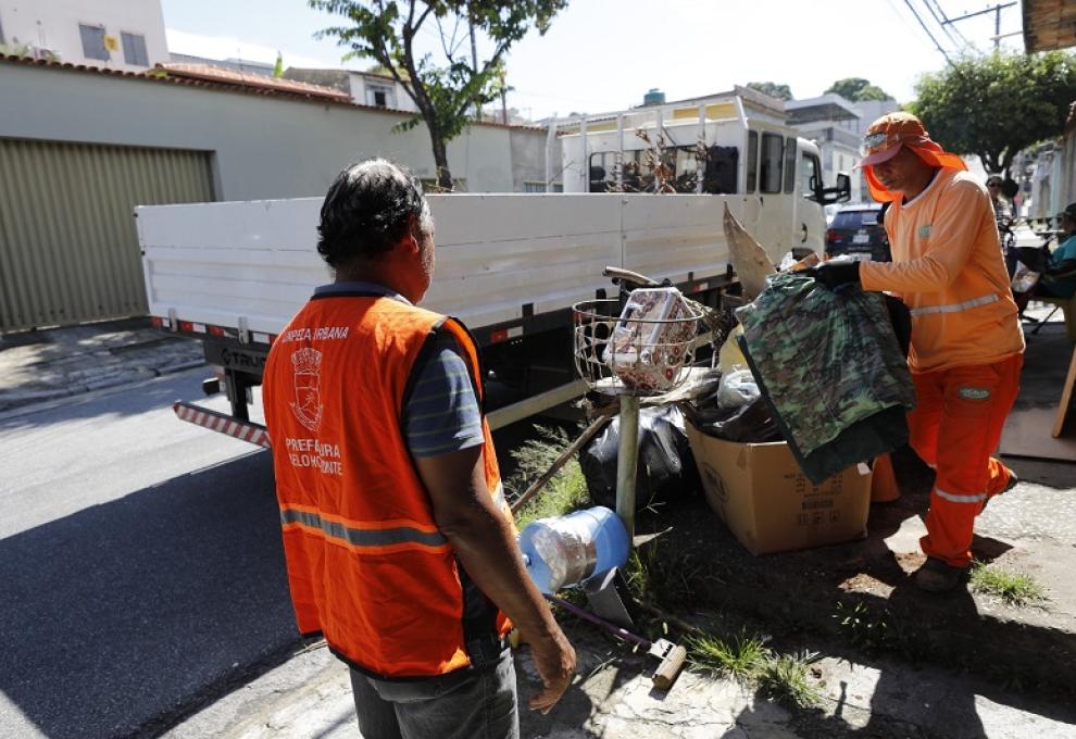 Prefeitura de BH promove no Barreiro mais um mutirão de limpeza contra o Aedes aegypti Trabalhadores da SLU recolhem com o caminhão vários materiais descartados que moradores deixaram em suas portas