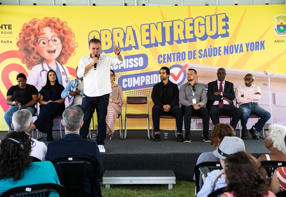 PBH entrega novo Centro de Saúde Nova York, com mais conforto e estrutura para atender 15 mil usuários Prefeito Álvaro Damião discursa na inauguração do Centro de Saúde Nova York, com painel de Obra Entregue ao fundo