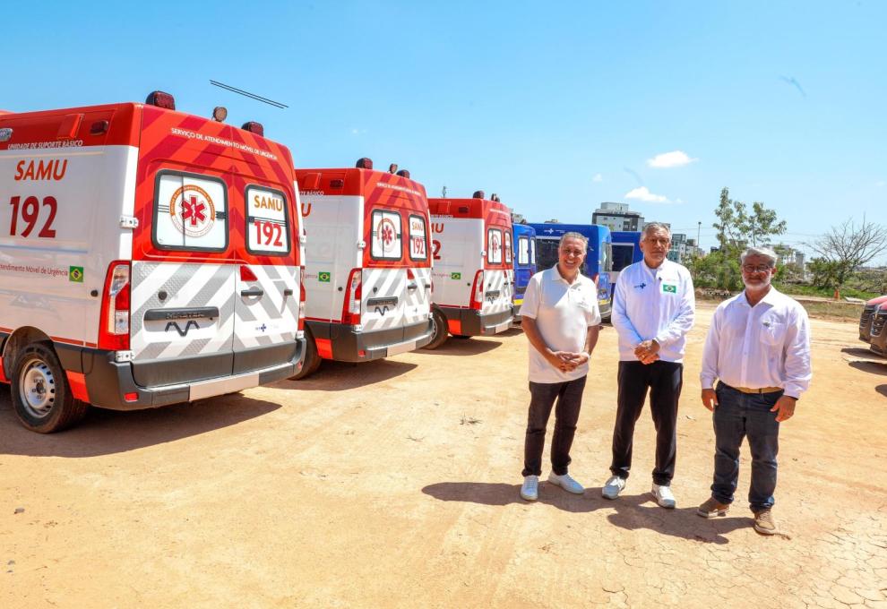 PBH recebe quatro novas ambulâncias para renovar frota do SAMU Prefeito Álvaro Damião, ministro Alexandre Padilha e secretario Márcio posam em frente à quatro ambulãncias do SAMU.