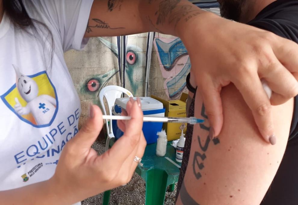 Equipe da Saúde aplica vacina em campanha de imunização da Prefeitura de BH