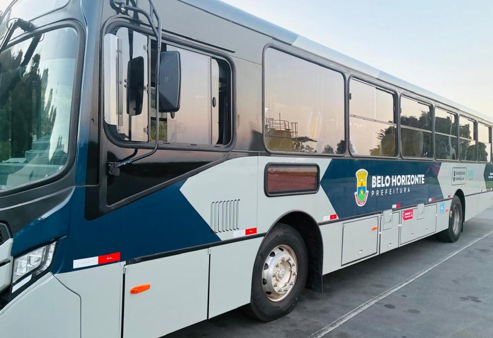 Catraca Livre funcionará neste sábado (15), no feriado da Assunção de Nossa Senhora Imagem de ônibus do transporte público de Belo Horizonte, com cores azul escuro e cinza