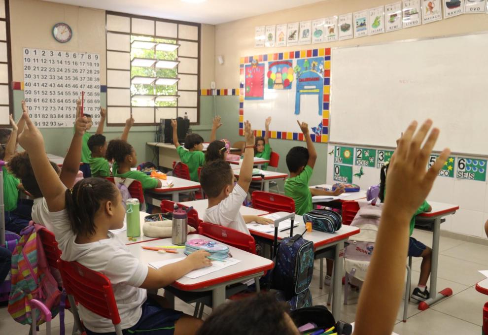 PBH lança página para famílias consultarem calendário de reposição de aulas na Rede Municipal Alunos da rede municipal de ensino participam de atividade em sala de aula.