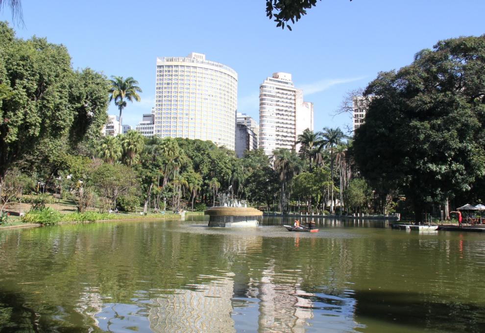 Lago do Parque Municipal, com pedalinho e prédios do Centro de BH ao fundo
