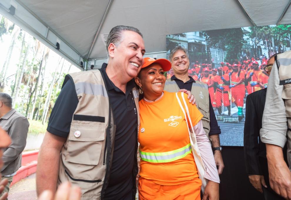 SLU vai revisar Plano Municipal Integrado de Resíduos Sólidos, reforçando compromisso da PBH com gestão sustentável O prefeito Álvaro Damião abraça servidora da limpeza urbana em evento no Parque Municipal pelos 53 anos da SLU.