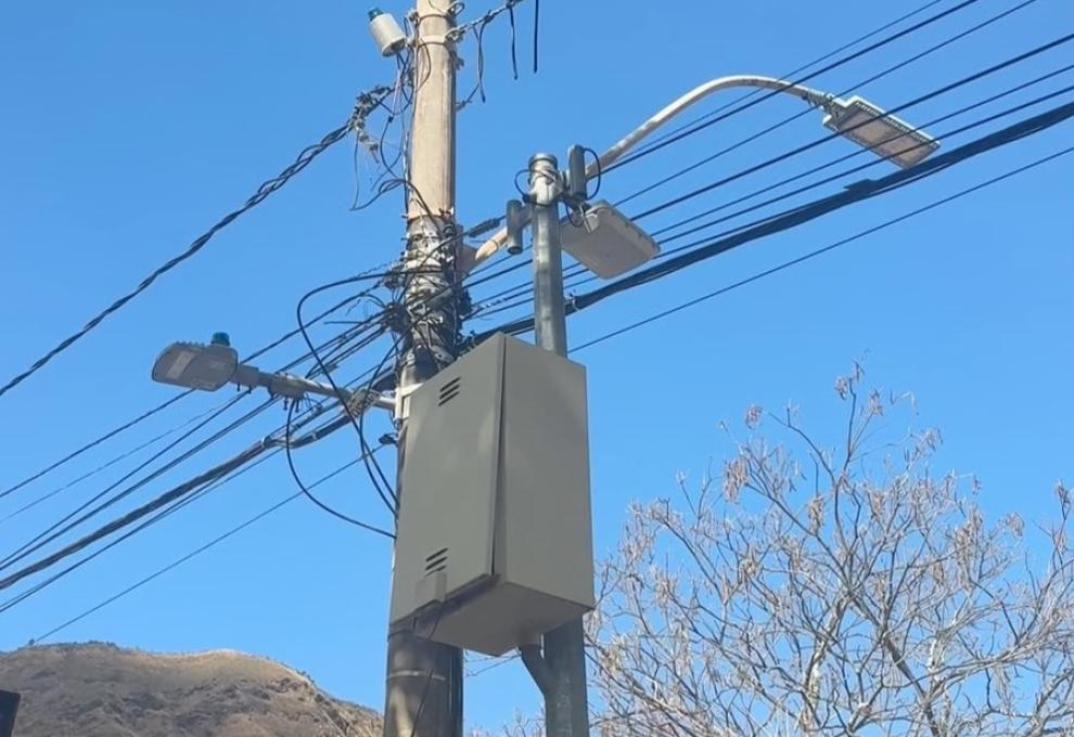 Wi-Fi BH gratuito alcança mais de 7 milhões de usuários e segue em expansão pela cidade Imagem de componentes de equipamento do Wi-Fi gratuito instalado em poste de BH.