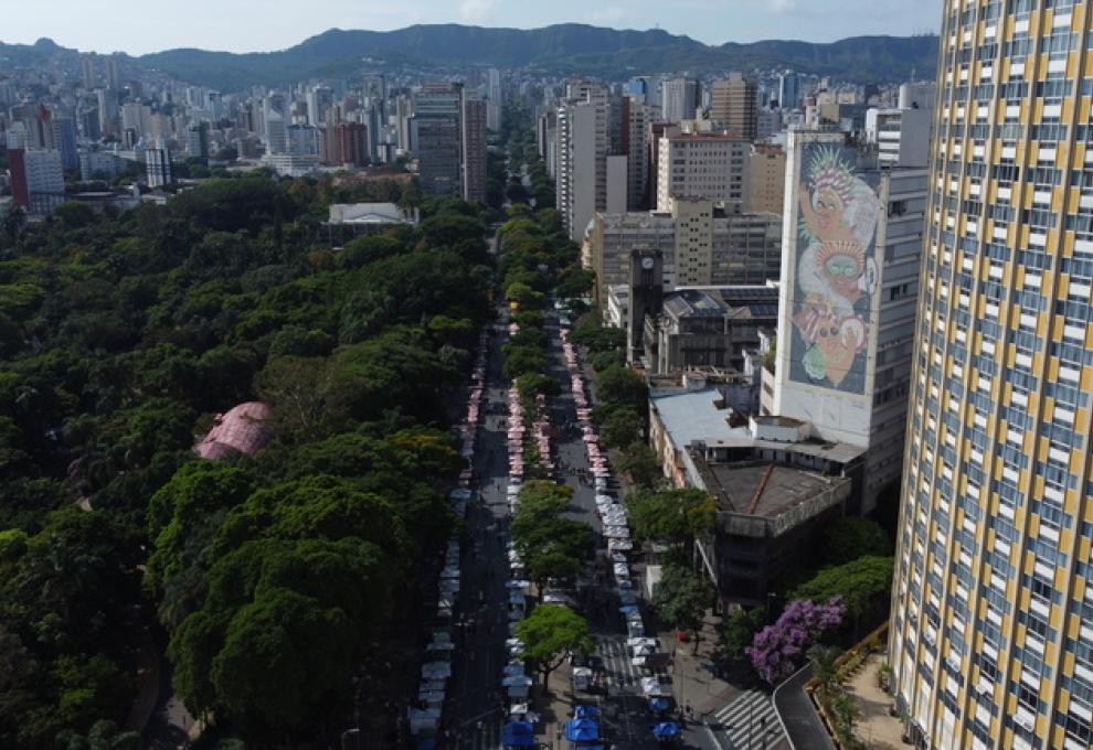 Imagem aérea da Avenida Afonso Pena, com prédios à direita e o Parque Municipal à esquerda.