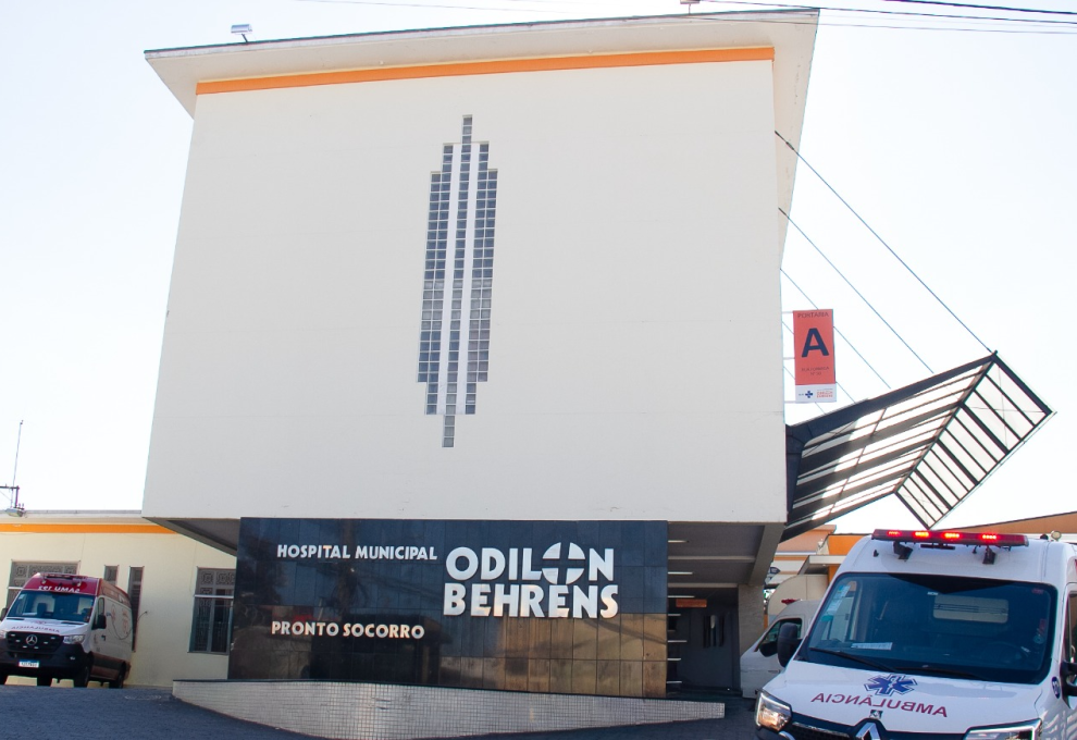 Fachada do Hospital Odilon Behrens com ambulâncias ao lado. 