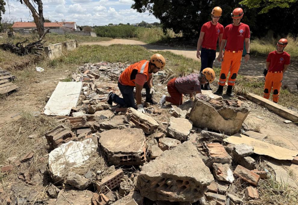Prefeitura e Bombeiros capacitam voluntários para o período de chuvas Equipe de profissionais realiza atividade de resgate e busca em área com escombros.