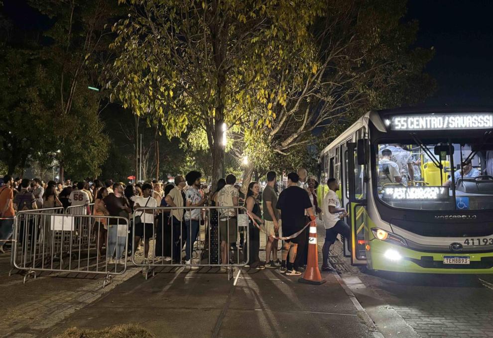 Linhas especiais de ônibus 55 e 4040 transportaram 20 mil passageiros em dois anos de operação em eventos Ônibus da Linha Especial 55 - Centro / Savassi parado embarcando uma fila de passageiros após evento no Parque Ecológico, na Pampulha