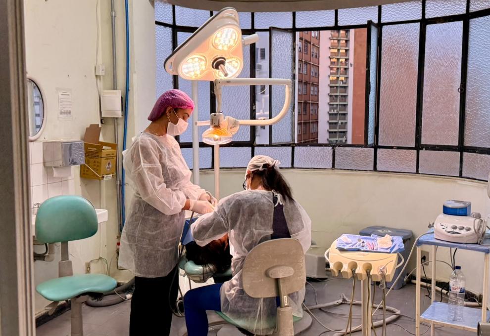 PBH nomeia 120 profissionais para reforçar atendimento nas unidades de saúde Profissionais de saúde realizam atendimento odontológico em consultório equipado, utilizando materiais de proteção individual e instrumentos específicos para o procedimento.