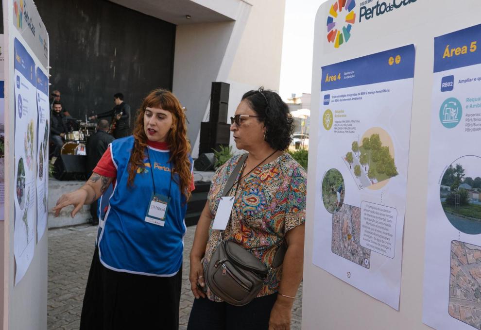 Duas mulheres observam as propostas do projeto Perto de Casa Abílio Machado