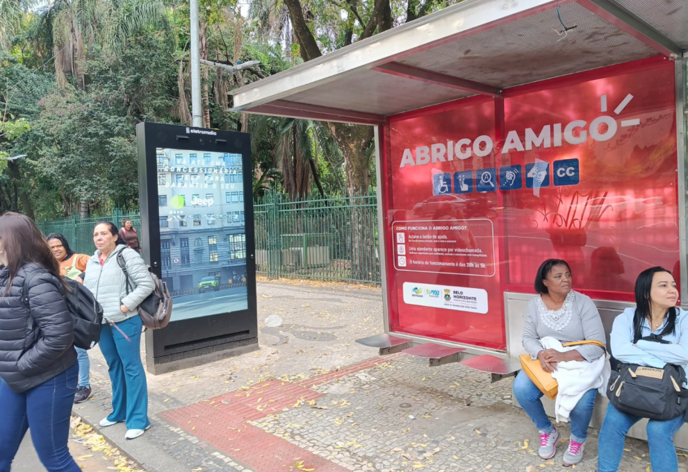 Abrigo Amigo instalado em ponto de ônibus de Belo Horizonte oferece mais segurança e acolhimento aos usuários do transporte coletivo.