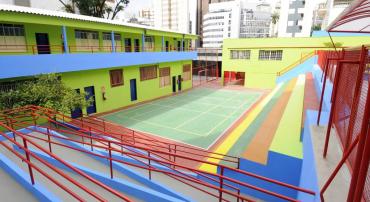 Área interna do colégio Imaco, com muitas cores após a reforma. 