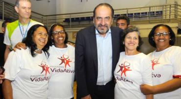 Prefeito de Belo Horizonte, Alexandre Kalil, acompanhado com quatro mulheres participantes do Programa Vida Ativa.