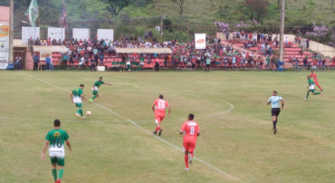 Partida de futebol entre dois times da Copa Centenário de Futebol Amador Wadson Lima, durante o dia.