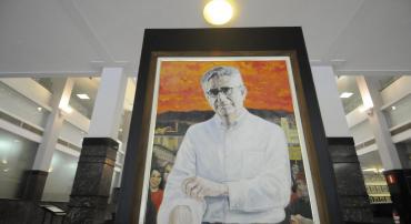 Quadro com pintura de um retrato do Doutor Célio de Castro, ex-prefeito de Belo Horizonte, no saguão da Prefeitura de Belo Horizonte
